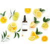 Evolve Liquid Radiance Glycolic Kasvovesi; ruskea suihkepullo kiiltäväpintaisena, lieriömäinen muoto, todennäköisesti lasia tai muovia, pystyssä; musta suihkesuutin, ei näkyvää etikettiä tai tekstiä pullossa; ympärillä appelsiini-, lime- ja omenaviipaleita sekä tuoreita vihreitä lehtiä; kaikki aseteltu yhtenäiselle valkoiselle taustalle tasaisessa valaistuksessa.
