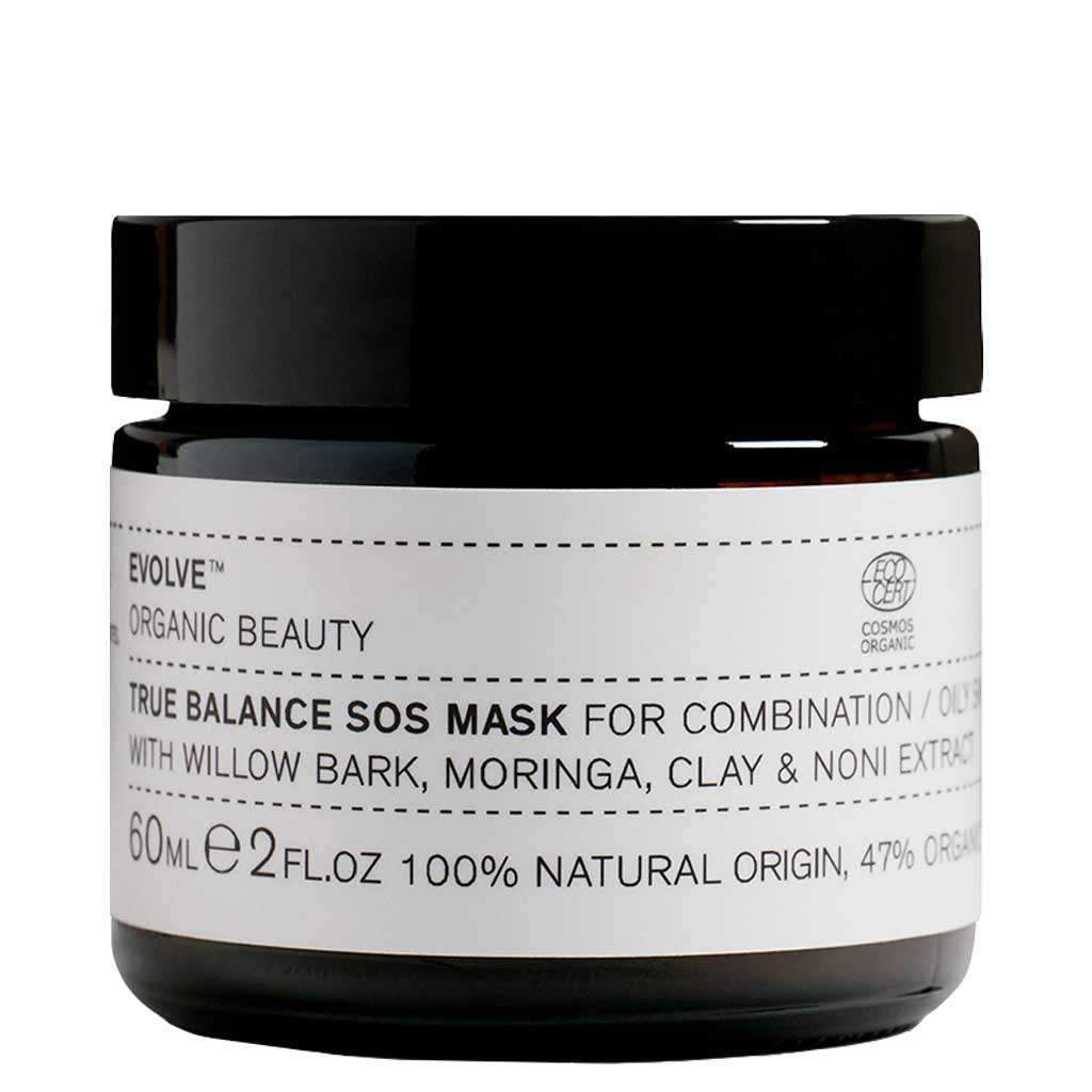 Evolve True Balance SOS Mask kasvonaamio; tumma, lieriön muotoinen ja kiiltäväpintainen purkki yhteensopivalla kierrekannella; valkoisessa suorakulmaisessa etiketissä mustaa groteskitekstiä tuotenimestä, kohdeihotyypistä (sekaiho/rasvainen iho) ja pääainesosista pajunkuori, moringa, savi ja noni-uute; merkinnät 100 % luonnonperäisiä ja 47 % luomuainesosia.