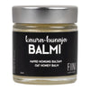 Fiini Naturally Kaura-Hunaja Voide, 30 ml; pieni lasipurkki heijastavalla hopeisella kannella; musta mattapintainen etiketti valkoisella groteskitekstillä "Kaurahunaja Balmi (Oat Honey Balm) by FIINI naturally"; vaalea tausta, suora yksinkertainen tuotekuva ilman ihmisiä tai käsiä.