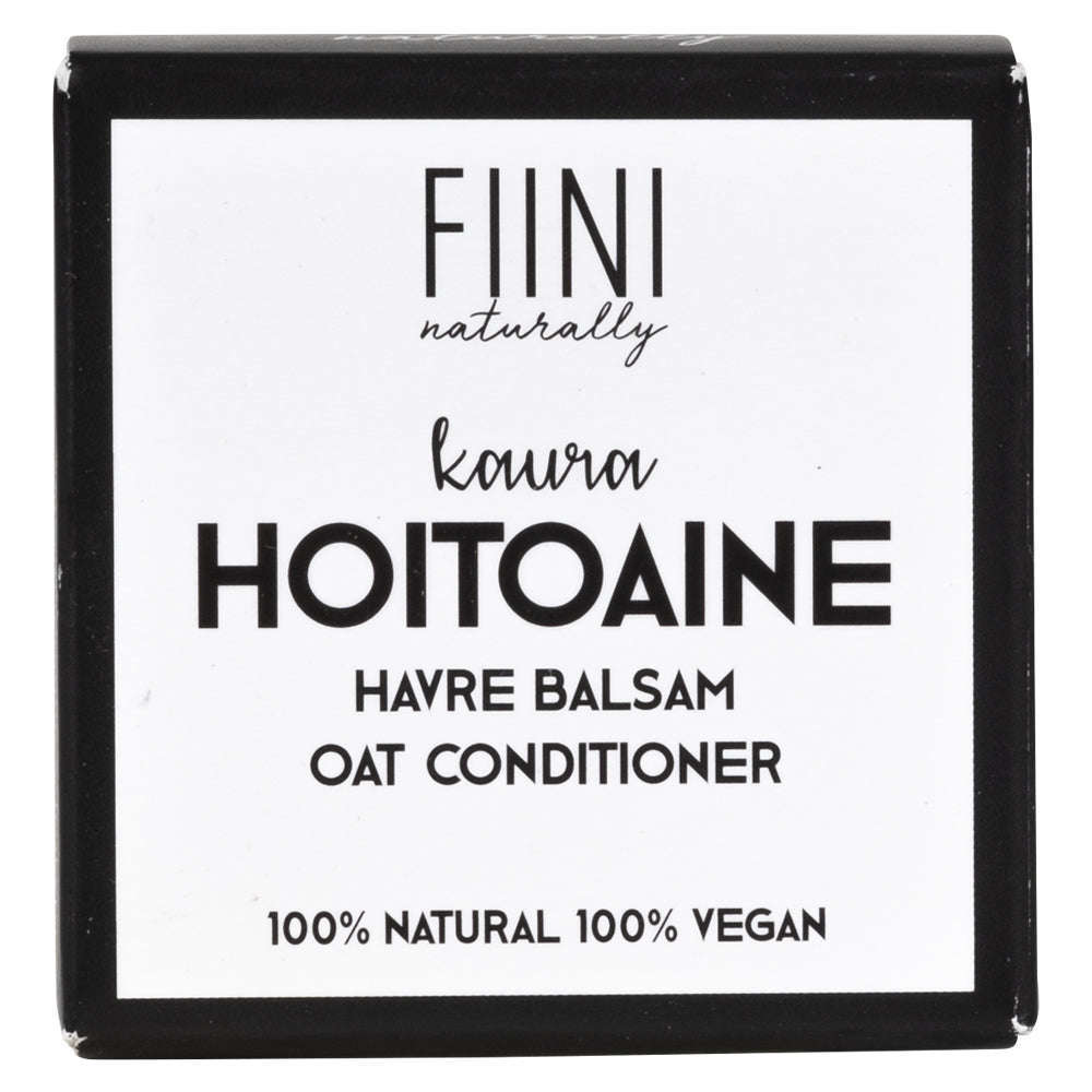 Fiini Naturally Kaura Hoitoaine; suorakulmainen pakkaus mattavalkoisena, teksti "FIINI naturally", "kaura HOITOAINE", "HAVRE BALSAM OAT CONDITIONER" ja "100% NATURAL 100% VEGAN" mustalla groteskikirjasimella eri painoin ja koin; ei muita väri- tai kuvituselementtejä; ei ihmisiä tai käsiä; siisti tausta, tuote yksinkertaisesti aseteltu.