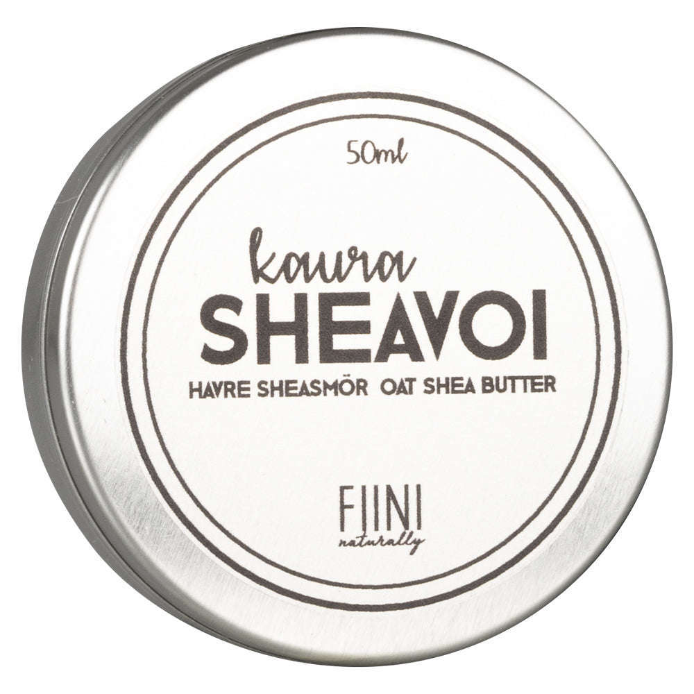 Fiini Naturally Kaura-Sheavoi, 50 ml; pyöreä metallinen purkki mattapintaisena hopean sävyssä, kierrekantinen; etiketissä lihavoitu groteski ja pienempi antiikvakirjasin tekstillä "Kaura SHEAVOI Oat Shea Butter" ja brändi "FIINI naturally"; vaalea neutraali tausta, tuote keskellä kuvaa, ei ihmisiä tai käsiä.