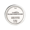 Fiini Naturally Mustikka Silmänympärysvoide, 19 ml; pyöreä valkoinen purkki mattapintaisena tasaisella kannella; kannessa mustaa groteskitekstiä suomeksi, ruotsiksi ja englanniksi tekstillä "Bilberry Eye Cream" sekä brändi "Fiini Naturally"; ei muita esineitä; lähikuva neutraalilla taustalla ilman ihmisiä.