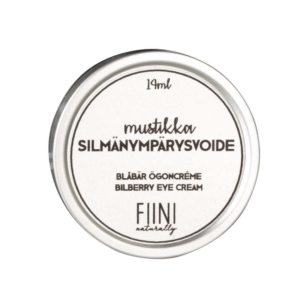 Fiini Naturally Mustikka Silmänympärysvoide, 19 ml; pyöreä valkoinen purkki mattapintaisena tasaisella kannella; kannessa mustaa groteskitekstiä suomeksi, ruotsiksi ja englanniksi tekstillä "Bilberry Eye Cream" sekä brändi "Fiini Naturally"; ei muita esineitä; lähikuva neutraalilla taustalla ilman ihmisiä.