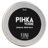 Fiini Naturally Pihkavoide, 35 ml; pyöreä hopeanvärinen metallipurkki mattapintaisena, kannessa musta ja valkoinen teksti "PIHKA VOIDE, KÄDSALVA RESIN BALM, 35ml, FIINI naturally"; lihavoitu groteskikirjasin isoin kirjaimin, pienempää tekstiä alla; ei ihmisiä tai käsiä; neutraali tausta, purkki kuvattu hieman viistosti ylhäältä.