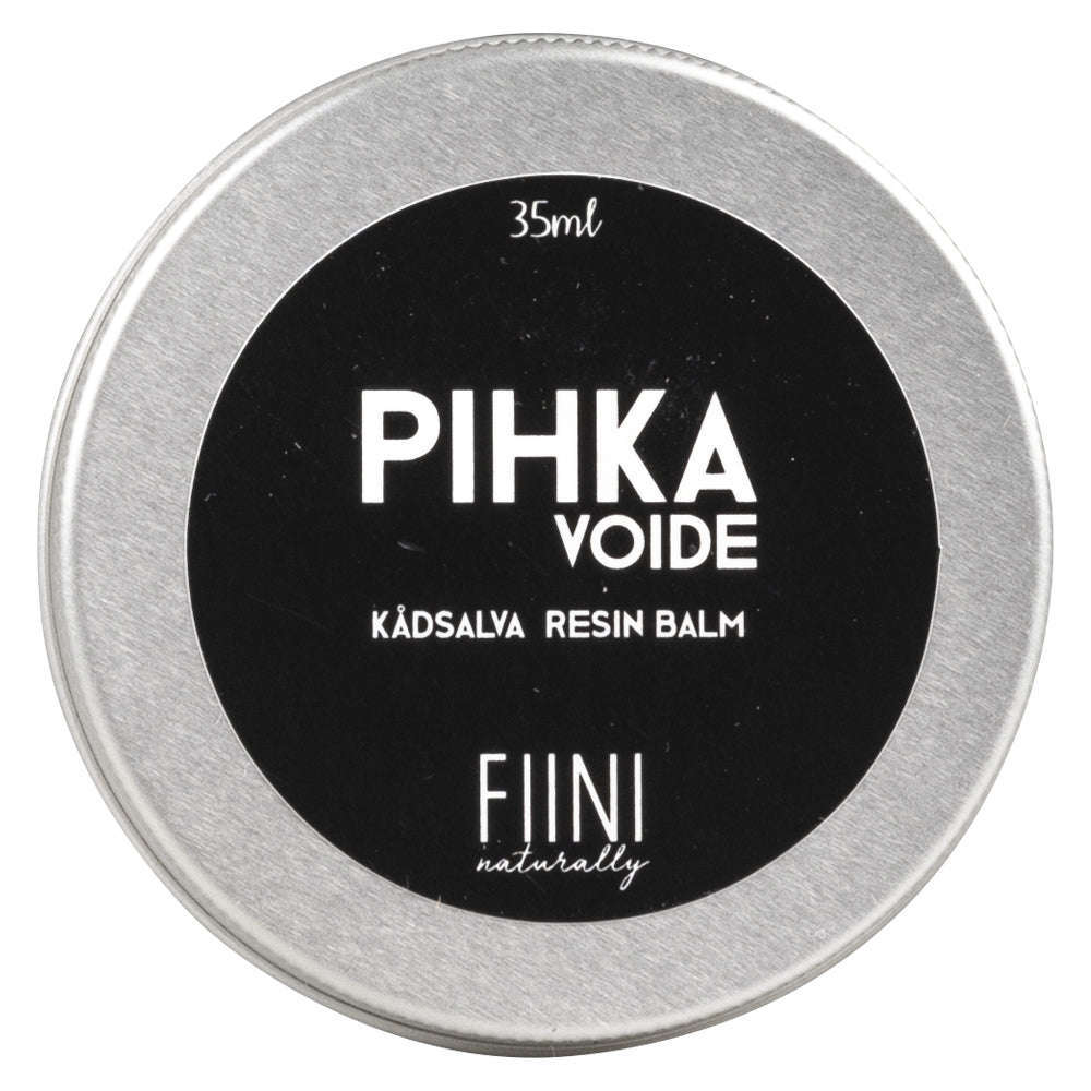 Fiini Naturally Pihkavoide, 35 ml; pyöreä hopeanvärinen metallipurkki mattapintaisena, kannessa musta ja valkoinen teksti "PIHKA VOIDE, KÄDSALVA RESIN BALM, 35ml, FIINI naturally"; lihavoitu groteskikirjasin isoin kirjaimin, pienempää tekstiä alla; ei ihmisiä tai käsiä; neutraali tausta, purkki kuvattu hieman viistosti ylhäältä.