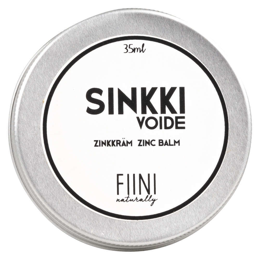 Fiini Naturally Sinkkivoide, 35 ml; pyöreä hopeanvärinen purkki mattapintaisena kuvattuna ylhäältä; etiketissä yksinkertainen groteskikirjasin versaalikirjaimin tekstillä "SINKKI VOIDE, ZINKKRÄM ZINC BALM, 35 ml, FIINI naturally"; ei ihmisiä tai käsiä; neutraali tausta.