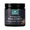 FOODIN PIKA-CORDY; musta, lieriömäinen, mattapintainen purkki; tumma etiketti, jossa vihreä FOODIN-logo, yksinkertaista groteskitekstiä sekä sanat "Cordyceps-extract" ja "Instant Cordy"; pientä tekstiä tuotenimen yläpuolella; vaalea tausta, ei ihmisiä.
