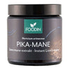 FOODIN PIKA-MANE; purkin etiketissä teksti "Hericium erinaceus, Lions mane-ektrakt, Instant Lions mane", vihreä logo ja tumma tausta; lieriömäinen purkki, musta mattapintainen kansi; lihavoitua valkoista ja vihreää groteskitekstiä; vaalea tausta, ei ihmisiä; keskitetty tuotekuva tummaa taustaa vasten.