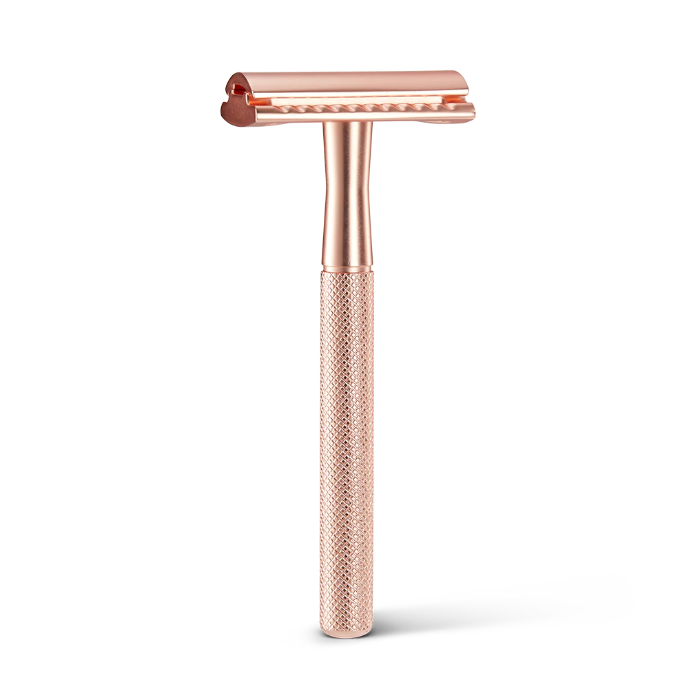 The Original Geisha Shaver -parranajokone; ruusukultainen, tekstuuripintaisella kahvalla, pystyssä vaalealla taustalla; metalli kiiltävä ja sileä, koko esine yhtenäistä materiaalia ja väriä; ei pakkausta tai merkintöjä; ei ihmisiä tai muuta rekvisiittaa; studiokuva pelkästä tuotteesta.