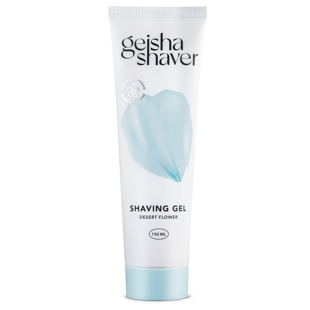 Geisha Shaver Sheivausgeeli, aavikkokukan tuoksu, 150 ml; valkoinen mattapintainen muovituubi pyöristetyllä korkilla, edessä vaaleansininen kukkakuvio; tuotenimi mustalla groteskikirjasimella, muu teksti pienemmällä; tuubi seisoo pystyssä valkoisella taustalla; ei ihmisiä tai muita esineitä kuvassa.