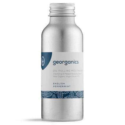Georganics Piparminttu Oil Pulling Purskutteluöljy -pullo; hopeanvärinen, sylinterimäinen ja mattapintainen metallipullo kierrekorkilla; sinisessä ja valkoisessa etiketissä lehtikuvio alaosassa sekä keskitettyä tekstausvapaata tekstiä; teksti mainitsee englantilaisen piparmintun; pullo seisoo pystyssä valkoista taustaa vasten, ei ihmisiä tai käsiä näkyvissä.