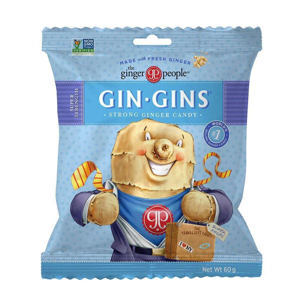 The Ginger People Gin Gins Super Strong; sininen pussi tekstillä "Gin Gins Strong Ginger Candy", kuvituksena hymyilevä inkiväärihahmo supersankariasussa lihaksia pingottaen; pakkaus muovia kiiltäväpintaisena suorakulmaisen muotoisena, keltainen ja valkoinen lihavoitu groteskiteksti; paino 60 g ja maininta tuoreesta inkivääristä painettuna etupuolelle; vaalea tausta, ei ihmisiä kuvassa.