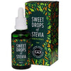 Good Good Steviauute Natural; 50 ml vihreä lasipullo mattapinnalla ja tiputinkorkki, aseteltuna suorakulmaisen pahvirasian viereen; pullon etiketissä lukee "Sweet Drops of Stevia Original" groteskifontilla; rasiassa vihreitä, oransseja ja keltaisia lehtikuvituksia; molemmat pystyssä neutraalilla valkoisella taustalla, kuvattuna suoraan edestä.
