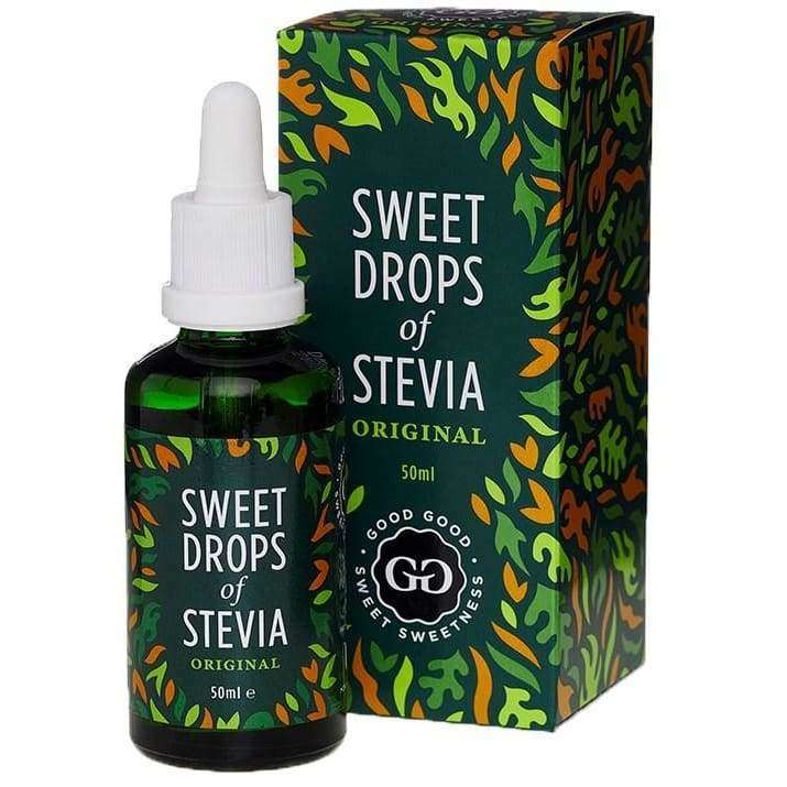 Good Good Steviauute Natural; 50 ml vihreä lasipullo mattapinnalla ja tiputinkorkki, aseteltuna suorakulmaisen pahvirasian viereen; pullon etiketissä lukee "Sweet Drops of Stevia Original" groteskifontilla; rasiassa vihreitä, oransseja ja keltaisia lehtikuvituksia; molemmat pystyssä neutraalilla valkoisella taustalla, kuvattuna suoraan edestä.