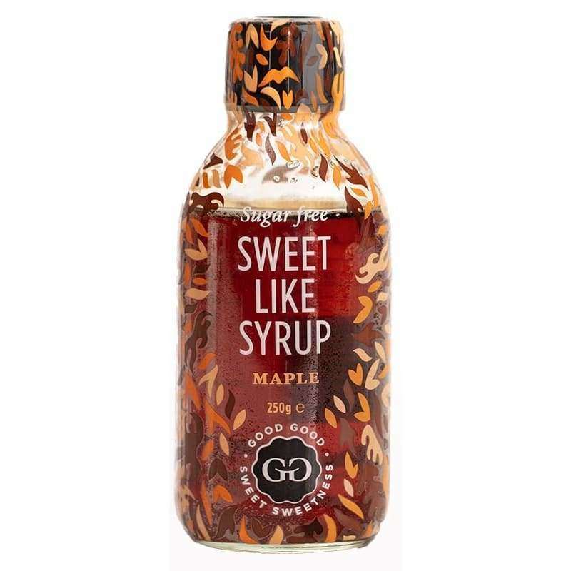 Good Good Vaahterasiirapin Makuinen Makeutussiirappi; kirkas pullo tekstillä "Sweet Like Syrup" vaahterasiirapin makuisena, 250 g, etiketti kertoo sokerittomuudesta; läpinäkyvä muoviastia leveärunkoisena ja kapeakaulaisena, päällä musta kansi; oranssia ja ruskeata lehtikuviointia pullon etuosassa; etiketin teksti selkeää groteskia tuotenimelle, brändi "Good Good" painettu lähelle alaosaa; vaalea tausta, ei ihmisiä tai rekvisiittaa kuvassa.