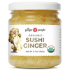 The Ginger People luomu sushi-inkivääri; lieriön muotoinen, kiiltäväpintainen lasipurkki valkoisella kannella, sisällä vaaleanpunaista inkivääriä; etiketissä USDA Organic -merkintä ja vilkas inkiväärihahmo pitämässä inkiväärisiivuja; lihavoitu punainen tuotenimi antiikva- ja groteskifonteilla; valkoinen tausta.
