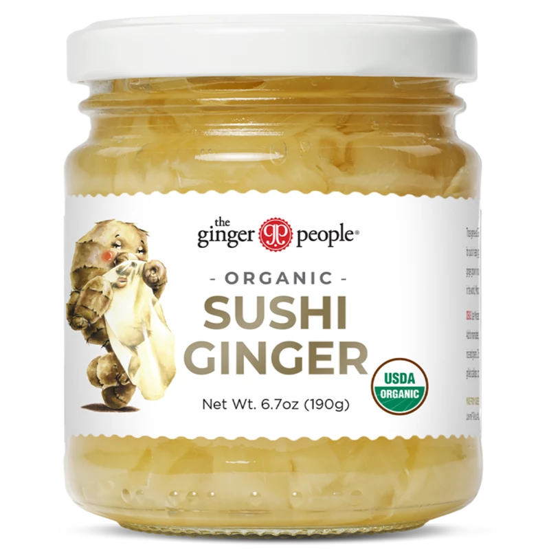 The Ginger People luomu sushi-inkivääri; lieriön muotoinen, kiiltäväpintainen lasipurkki valkoisella kannella, sisällä vaaleanpunaista inkivääriä; etiketissä USDA Organic -merkintä ja vilkas inkiväärihahmo pitämässä inkiväärisiivuja; lihavoitu punainen tuotenimi antiikva- ja groteskifonteilla; valkoinen tausta.