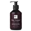 Hair Volume hoitoaine; suorakulmainen, pyöristettyreunainen ja kiiltäväpintainen pullo pumppuannostelijalla, tumma etiketti valkoisin tekstein; sisältö 250 ml; mainitaan omena, hirssi ja aminohapot; neutraali tausta.