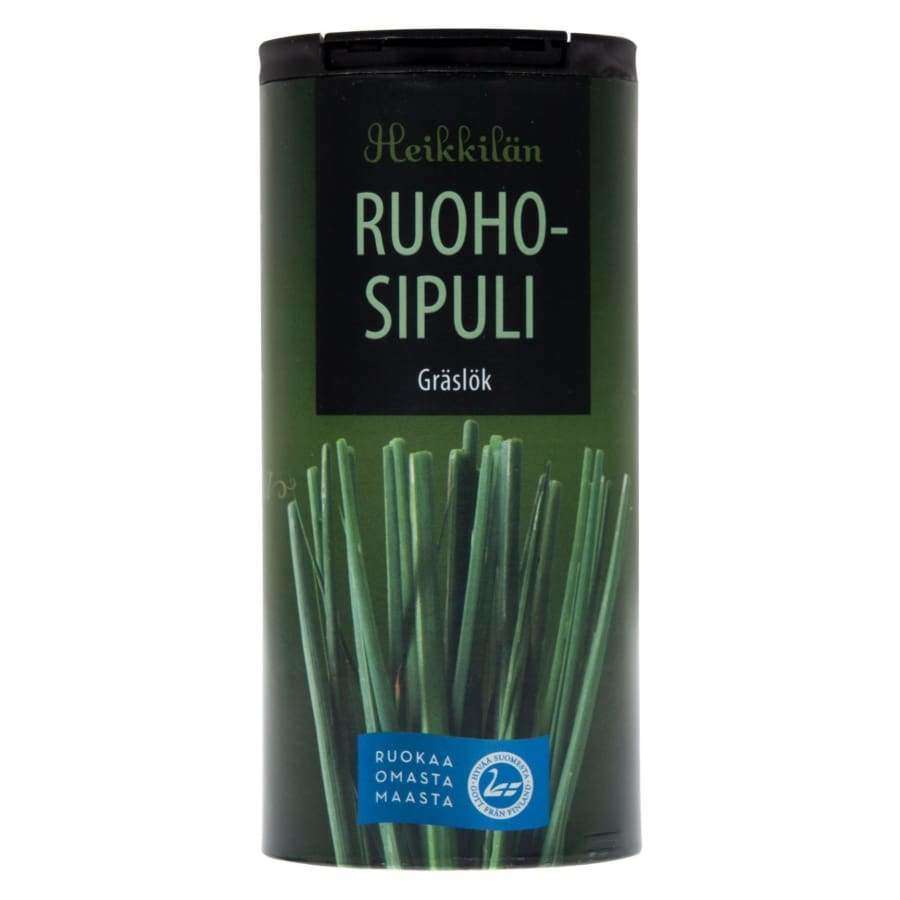 Heikkilän Ruohosipuli (Gräslök) -purkki, tuoreen ruohosipulin kuva; vihreä suorakaiteen muotoinen muovipurkki mattapintaisella hihalla, teksti suomeksi ja ruotsiksi, lihavoitu valkoinen groteskiteksti vihreällä pohjalla, pieni sininen kuvake alareunassa