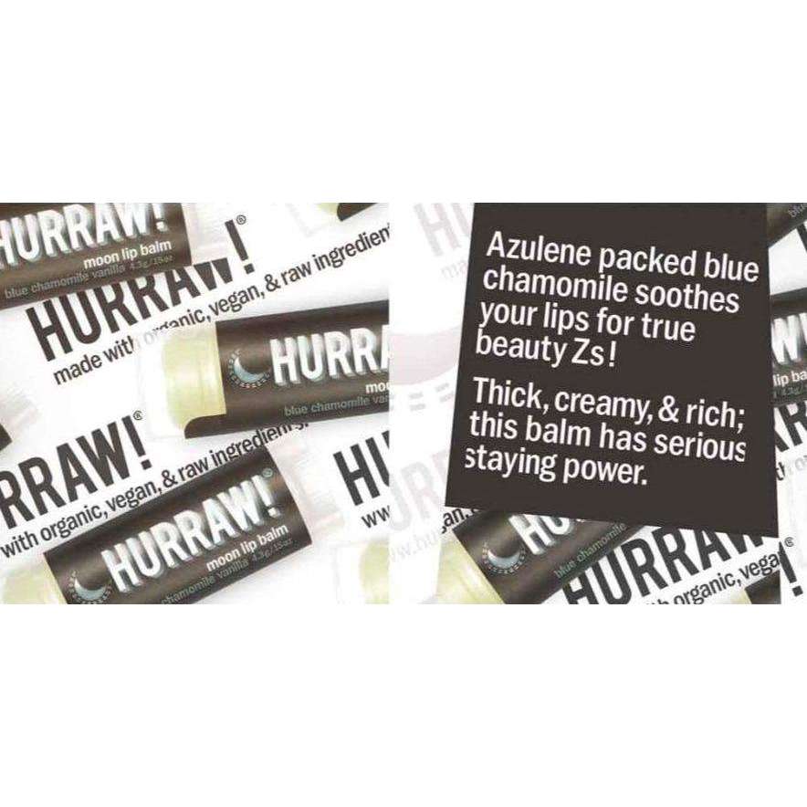 Hurraw! Huulivoide Moon Balm -tuubeja, musta mattapinta, lihavoitu valkoinen groteskiteksti; lähikuva etiketistä, jossa mainitaan atsuleenipitoinen sinikamomilla huulten hoitoon