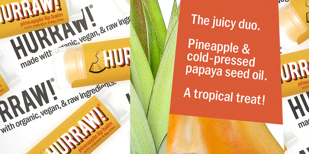 Hurraw! Huulivoide Ananas -tuubeja tuoreen ananaksen ja papaijaviipaleen vieressä; keltainen etiketti valkoisella groteskitekstillä ja logolla, mattapinta, kirkkaat korkit