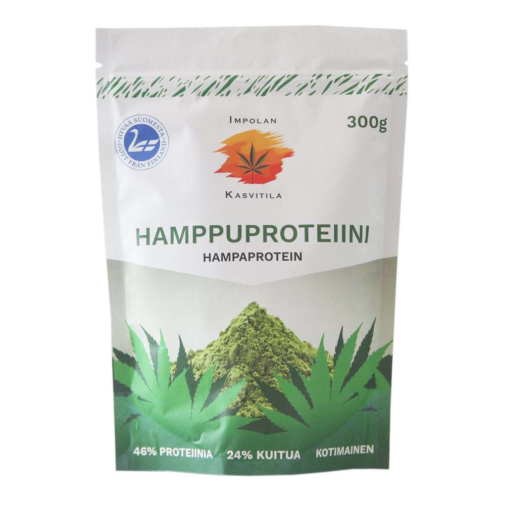Impolan Hamppuproteiini -pussi, valkoinen ja vihreä, hamppuproteiinijauhe kuvin hampunlehdistä ja jauheesta; mattapintainen suorakulmainen pussi uudelleensuljettavalla yläosalla; typografia lihavoitua tekstausvapaata fonttia tummilla ja vihreillä sävyillä; etusivulla ravintotietoja, paino 300 g ja luonnollisia hyötyjä koskeva teksti; tuote pystyssä yksinkertaisella taustalla, ei ihmisiä näkyvissä.