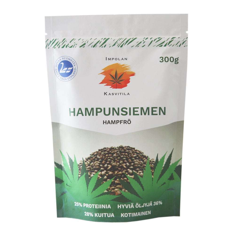 Impolan Kasvitila Hampunsiemen -pussi, 300 g, kuvassa hampunsiemeniä ja vihreitä lehtiä; pakkaus suorakulmainen mattapinnalla; teksti kertoo ravintosisällön prosentteina: 25 % proteiinia, 36 % öljyä, 28 % kuitua, suomeksi ja ruotsiksi; typografia tekstausvapaata valkoisin tai mustin kirjaimin; tuote yksinkertaisella taustalla, kuvattu edestäpäin.