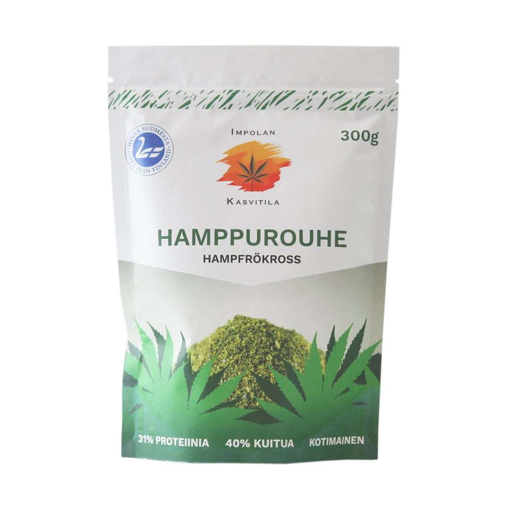 Hamppurouhe-pakkaus, 300 g, vihreitä hampunlehtikuvia, tuotetietoja ja oranssi lehtilogo valkoisella pohjalla; teksti pääosin mustaa lihavoitua tekstausvapaata fonttia; pakkaus suorakulmainen mattapinnalla; luettavassa etiketissä maininta 31 % proteiinia ja 40 % kuitua; ei ihmisiä tai käsiä näkyvissä; neutraali studiotausta, kuva edestäpäin.
