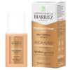 Laboratoires de Biarritz Alga Maris Itseruskettavat kasvotipat; pullo ja pakkaus Laboratoires de Biarritz Alga Maris -itseruskettavia tippoja kasvoille ja vartalolle, beige pullo valkoisella muovikorkilla ja mattapinnalla, monikielinen teksti groteskikirjasimella, aseteltuna valkoisen ja beigen suorakulmaisen laatikon viereen yhteensopivalla typografialla; tausta pelkistetty valkoinen, ei ihmisiä tai käsiä kuvassa.