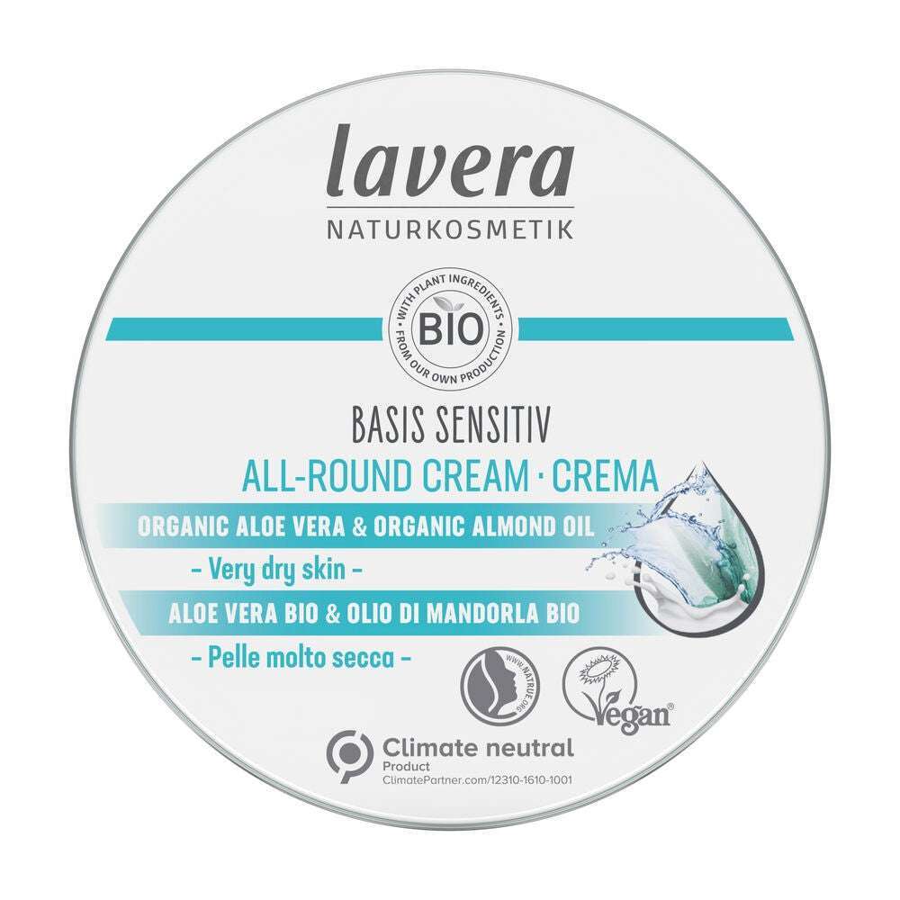 Lavera Basis Sensitiv All-round Cream Kosteusvoide; pyöreä purkki, etiketissä luomu-aloe veraa ja manteliöljyä sisältävä koostumus erittäin kuivalle iholle, merkitty vegaaniseksi ja ilmastoneutraaliksi; kuvituksena raikas vesiroiske; purkki vaaleansininen ja valkoinen kiiltäväpintaisena, teksti selkeällä groteskikirjasimella; valkoinen tausta, ei ihmisiä tai muita esineitä kuvassa.