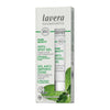 Lavera Pure Beauty Anti-Spot Gel; tuubi pakkauksessaan, tuotetiedot englanniksi ja italiaksi, kuvituksena mintunlehtiä ja luomusertifiointilogoja; teksti korostaa tuotteen vegaanisuutta ja ilmastoneutraaliutta; tuubi ja pakkaus pääosin valkoisia vihrein tehostein, molemmat mattapintaisia; groteskikirjasin; lähikuva vaalealla taustalla.