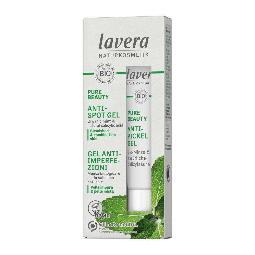 Lavera Pure Beauty Anti-Spot Gel; tuubi pakkauksessaan, tuotetiedot englanniksi ja italiaksi, kuvituksena mintunlehtiä ja luomusertifiointilogoja; teksti korostaa tuotteen vegaanisuutta ja ilmastoneutraaliutta; tuubi ja pakkaus pääosin valkoisia vihrein tehostein, molemmat mattapintaisia; groteskikirjasin; lähikuva vaalealla taustalla.