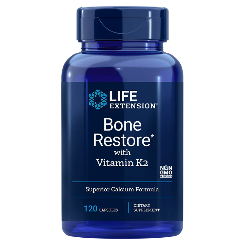 Life Extension Bone Restore with Vitamin K2; sininen muovipullo kiiltäväpinnalla, sylinterinmuotoinen ruuvikannella; etuetiketissä teksti "Life Extension Bone Restore with Vitamin K2", sisältää 120 kapselia; tämä muuntogeenitön ravintolisä sisältää edistyneen kalsiumkaavan luuston terveyden tueksi; etiketti groteskitekstiä sinisenä ja valkoisena mattapohjalla; pelkistetty vaalea studiotausta, ei ihmisiä tai käsiä kuvassa.
