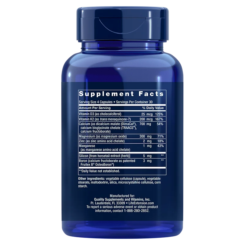 Life Extension Bone Restore with Vitamin K2; sininen ravintolisäpullo valkoisella Ravintosisältö-etiketillä, joka luettelee vitamiinit, kivennäisaineet ja muut keskeiset ainesosat valkoisella tekstillä; muovipullo mattapinnalla, sylinterinmuotoinen sinisellä korkilla; valmistajatiedot painettu etiketin alaosaan pienemmällä kirjasimella; ei ihmisiä tai käsiä kuvassa, pelkistetty tausta, suora edestäpäin otettu tuotekuva.