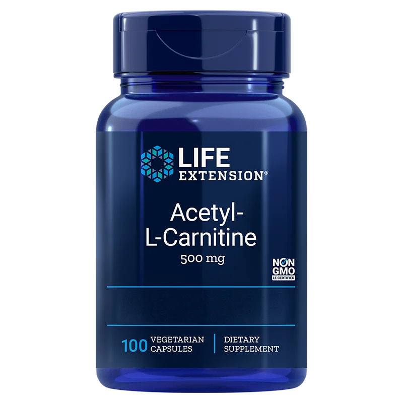 Life Extension Acetyl-L-Carnitine; sininen pullo tekstillä "Life Extension Acetyl-L-Carnitine 500 mg", sisältää 100 kasviskapselia; muovipullo mattapinnalla, sylinterinmuotoinen tummansinisellä ruuvikorkilla; painettu etiketti käyttää groteskikirjasinta, luettelee muuntogeenittömyyden, ravintolisästatuksen ja kasviskapselit; pelkistetty studiotausta, ei ihmisiä kuvassa.
