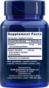 Life Extension Acetyl-L-Carnitine; sininen muovipullo kiiltäväpinnalla sisältää kapseleita; pullossa ravintosisältöetiketti selkeällä groteskitekstillä, luettelee 14 mg C-vitamiinia (16 % RDA) ja 500 mg asetyyli-L-karnitiinia, muut ainesosat ja valmistajan yhteystiedot; pakkaus sylinterinmuotoinen ruuvikorkilla; neutraali tai valkoinen tausta, ei ihmisiä kuvassa.