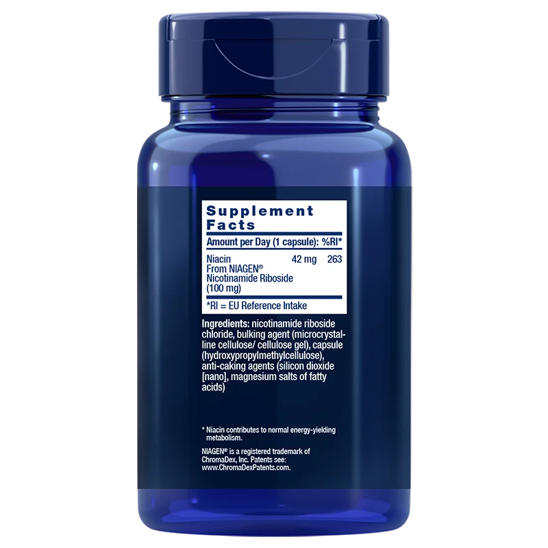 Life Extension NAD+ Cell Formula 100 mg; sininen muovinen ravintolisäpullo valkoisella mattapintaisella etiketillä, lieriön muotoinen; ravintosisältötiedot tavallisella groteskifontilla listaavat Niagenia 42 mg, nikotiiniamidiriboosidia 100 mg sekä muita NAD+-tehostajia pienellä tekstillä; neutraali tausta, ei ihmisiä tai käsiä, studiokuva.