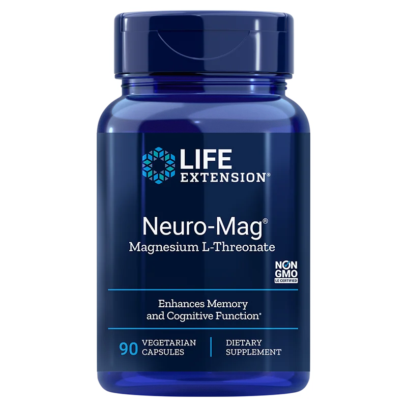 Life Extension Neuro-Mag; sininen muovipullo Life Extension Neuro-Mag Magnesium L-Threonate -ravintolisää, merkitty muistin ja kognitiivisen toiminnan tueksi, sisältää 90 kasviskapselia aivojen terveydelle; pullo sylinterinmuotoinen kiiltäväpinnalla, valkoinen tausta tummansinisin groteskitekstein; ei ihmisiä tai käsiä kuvassa, pelkistetty vaalea tausta, yksinkertainen tuotekuva.