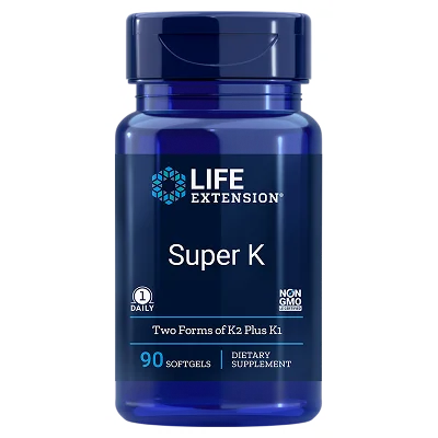 Life Extension Super K; sininen pullo tekstillä "Life Extension Super K", sisältää 90 softgeliä; pullo sylinterinmuotoinen ruuvikorkilla kiiltäväpintaisena muovina; etiketti valkoisin ja sinisin sävyin selkeällä groteskityyppografialla, päätekstit lihavoitu korostukseksi; etiketissä teksti "Two Forms of K2 Plus K1", "1 daily", "Non-GMO", "Dietary Supplement"; ei ihmisiä tai muita esineitä kuvassa, pelkistetty vaalea tausta; tämä ravintolisä tarjoaa olennaiset K-vitamiinimuodot päivittäiseen hyvinvointiin.