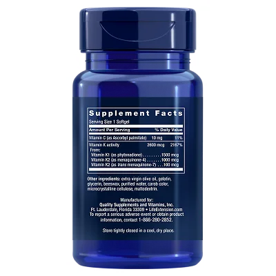Life Extension Super K; sininen muovinen vitamiinipullo mattapinnalla pystyssä; sylinterinmuotoinen pullo valkoisella korkilla, etuetiketissä Ravintosisältö-tiedot listaavat A-, D3-, K1- ja K2-vitamiinit sekä annostuksen ja valmistajatiedot; etikettikirjasin selkeää ja groteskia; pelkistetty valkoinen tausta, ei ihmisiä kuvassa.