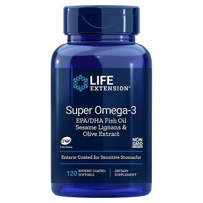 Life Extension Super Omega-3; sininen pullo Life Extension Super Omega-3 -ravintolisää EPA/DHA-kalaöljyllä, seesamlignaaneilla ja oliiviuutteella; etiketti korostaa 120 enterokapseloitua softgeliä pitkälle kehitetyllä kalaöljyllä, sopii herkälle vatsalle ja on muuntogeenitön; muovipullo kiiltäväetiketillä, valkoinen korkki, lihavoitu groteskikirjasin etuetiketissä; studiokuva pelkistetyllä taustalla, ei ihmisiä tai käsiä kuvassa.