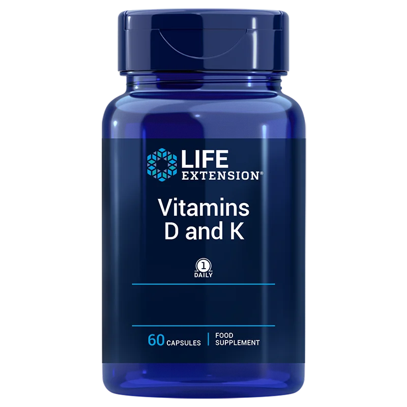 Life Extension Vitamins D & K; sininen muovipullo kiiltäväpintaisena, lieriön muotoinen kierrekorkilla; etiketissä selkeä groteskiteksti "Vitamins D and K" ja "60 capsules"; valkoinen tausta, ei ihmisiä tai käsiä; päivittäinen vitamiinilisä.