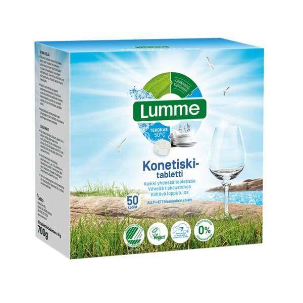 Lumme Konetiskitabletti; rasia, jossa kuva sinisestä taivaasta, vedestä ja viinilasista; suorakulmainen, mattapintainen paperipakkaus pääosin sinisin ja valkoisin värein; suurta suomenkielistä groteskitekstiä lihavoituna ja tavallisena; pakkaus sisältää 50 tablettia, kokonaispaino 700 g, sekä kestävyyteen liittyvää suomenkielistä tekstiä; ei ihmisiä tai muita esineitä; neutraali tausta.