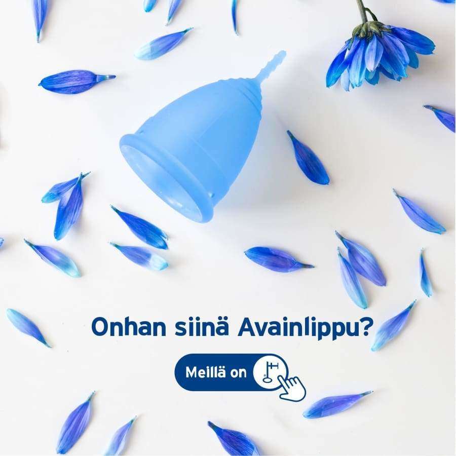 Lunette Kuukautiskuppi Sininen valkoisella taustalla, ympärillä sinisiä kukanterälehtiä; suomenkielinen teksti "Onhan siinä Avainlippu? Meillä on."