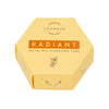 Luonkos Radiant Facial Oil Cleansing Cake -pakkaus, keltainen kuusikulmainen laatikko, kuvitus marjoista ja korostettu ravitseva ihonhoitovaikutus; pakkaus mattapintainen, mustaa tekstausvapaata typografiaa etupaneelissa; pieni värikäs marjakuvio tekstin lähellä; tuote valkoista taustaa vasten, ei ihmisiä tai käsiä näkyvissä; kuva otettu suoraan ylhäältä.