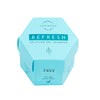 Luonkos REFRESH Kuivashampoo; kuusikulmainen sininen rasia tekstillä "Luonkos Refresh Uplifting Dry Shampoo", pieni lehtikuvitus ja teksti "Handmade with love", "Plastic free" ja "Only good stuff"; pinta mattainen, pakkaus minimalistinen selkeällä valkoisella groteskifontilla; ei ihmisiä tai käsiä; vaalea tausta, suoraviivainen studiokuva tuotteesta.