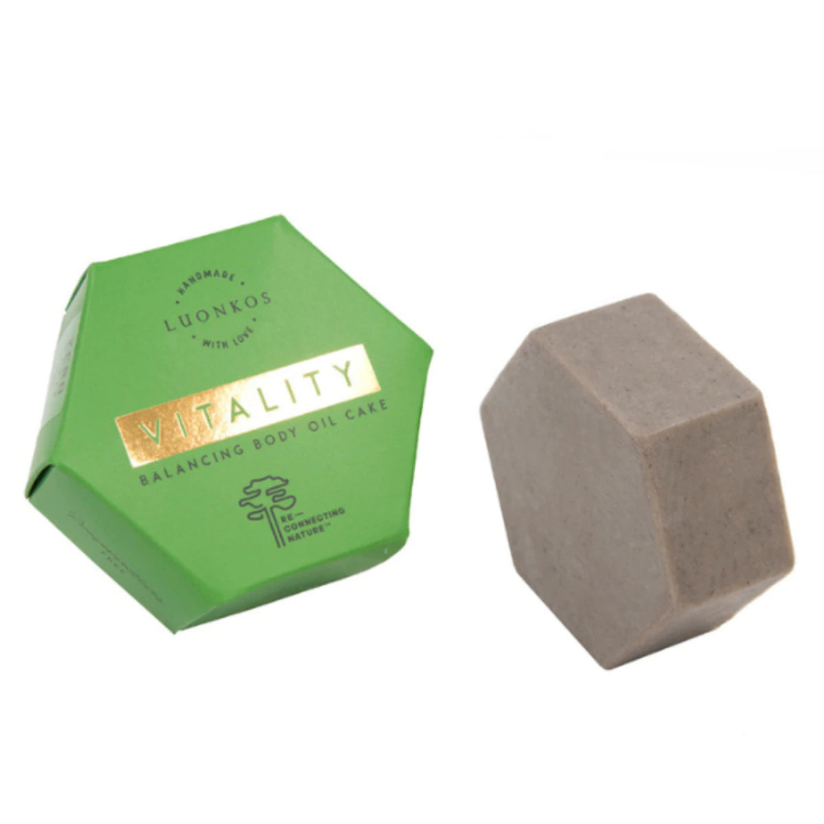 Luonkos VITALITY Vartaloöljykakku; vihreä kuusikulmainen rasia tekstillä "Vitality Balancing Body Oil Cake" harmaan kuusikulmaisen kiinteän kappaleen vieressä; molemmat mattapintaisia; rasian fontti groteski ja keskitetty; vaalea tausta, kuvassa vain nämä kaksi tuotetta, ei ihmisiä tai muita esineitä.