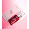 Madara Derma Collagen Hydra-Fill Firming Seerumi; MÁDARA Derma Collagen Hydra-Fill Firming Serum -pullo syväkosteuttavaksi tarkoitettuna, viereen aseteltuna vaaleanpunainen pakkaus vaaleanpunais-valkoisella liukuvärillä; pullo lieriömäinen mattapintainen, jossa pumppuannostelija ja musta groteskiteksti tuotenimestä; rasiassa sama väriteema ja typografia; ei ihmisiä tai käsiä kuvassa.