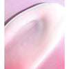 Madara Derma Collagen Hydra-Fill Firming Seerumi; lähikuva sileästä, kiiltävästä vaaleanpunaisesta seerumista vaaleanpunaisella pinnalla, pehmeä valaistus ja hienovaraiset varjot korostavat sen kermaista koostumusta; tuote esitetty ilman pakkausta tai etikettejä; ei näkyvää tekstiä tai brändausta; tausta tasaisen vaaleanpunainen ilman ylimääräisiä esineitä; ei ihmisiä tai käsiä kuvassa.