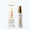 Mádara Fake It Healthy Glow Self Tan Serum -itseruskettava kasvoseerumi, pullo ja pakkaus; kultainen ja valkoinen pakkaus, tuotetiedot ja brändi selkeästi esillä; pullo lieriömäinen, kiiltävä valkoinen pinta ja metallinkultainen korkki; suorakulmainen rasia pääosin valkoinen kultaisin korostuksin; tuotenimi selkeällä groteskifontilla molemmissa; vaalea tausta, ei ihmisiä tai käsiä; seerumi tuo iholle säteilevän, terveen hehkun.